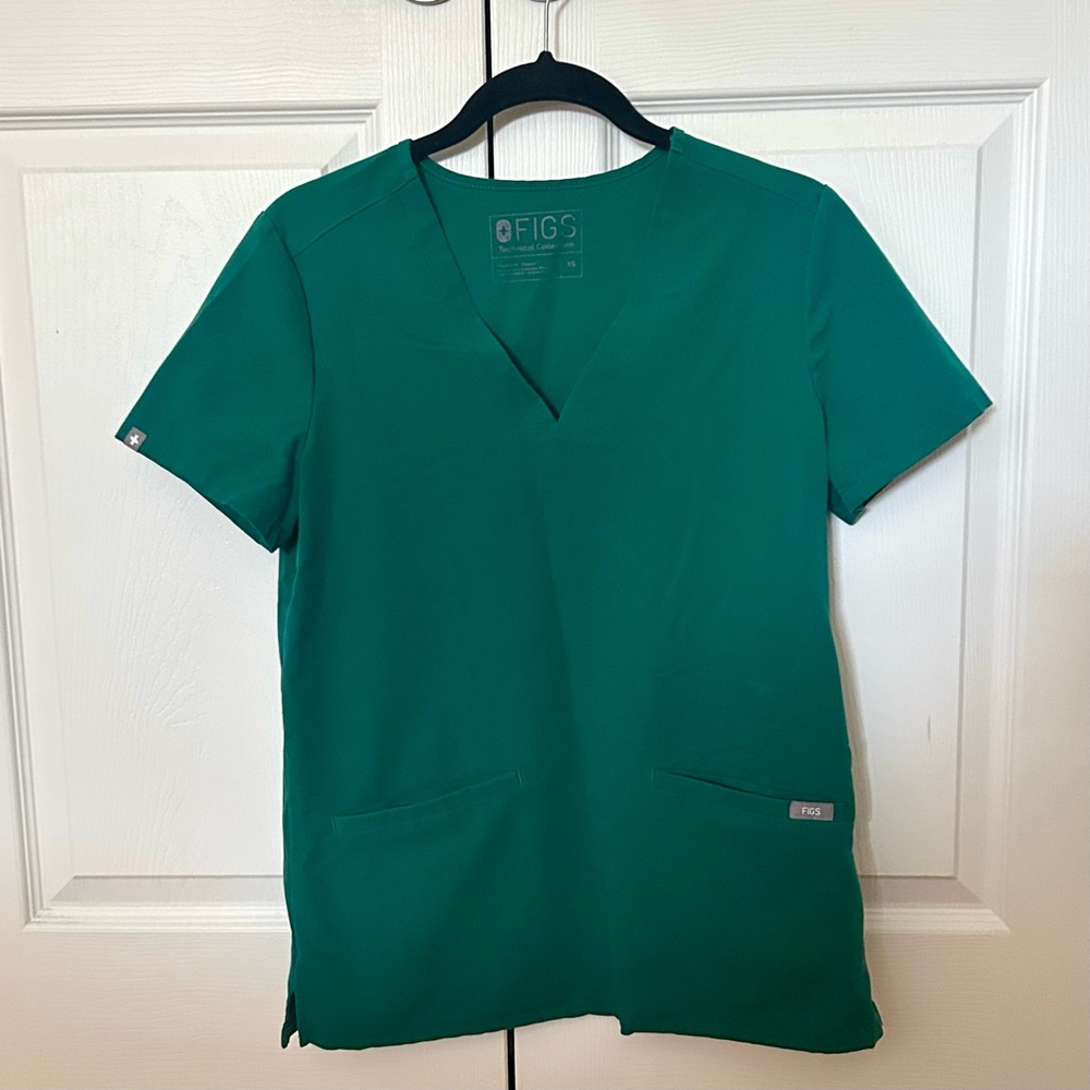Figs Casma Three-Pocket Scrub Top in Hunter Green